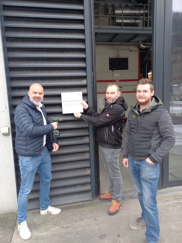 Bgm. Jürgen Kuster, Markus Salzmann (Betriebsleiter naturwärme-montafon), Patrik Sadjak (Stv. Betriebsleiter naturwärme-montafon) freuen sich ebenfalls über die Auszeichnung. <span class="copyright">Equans Austria</span>