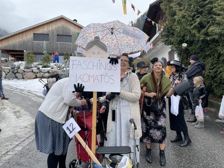 Auch die Großmütter vom "FaschingskOMAtös" waren mit dabei.