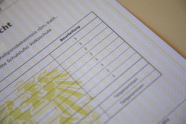 Eine gymnasiumsreife Schulnachricht mit zwei Zweiern an einer Schule im Rheintal. Doch für die Aufnahme an eine AHS in der Region könnte das zu wenig sein. <span class="copyright">VN/Steurer</span>