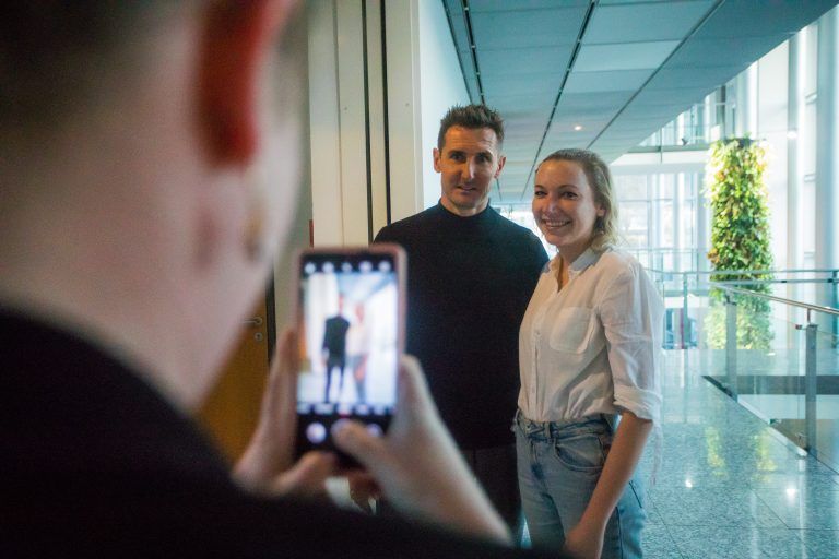 Zeit für ein Erinnerungsfoto nahm sich Miroslav Klose bei seinem Rundgang durch das Medienhaus.Steurer/3