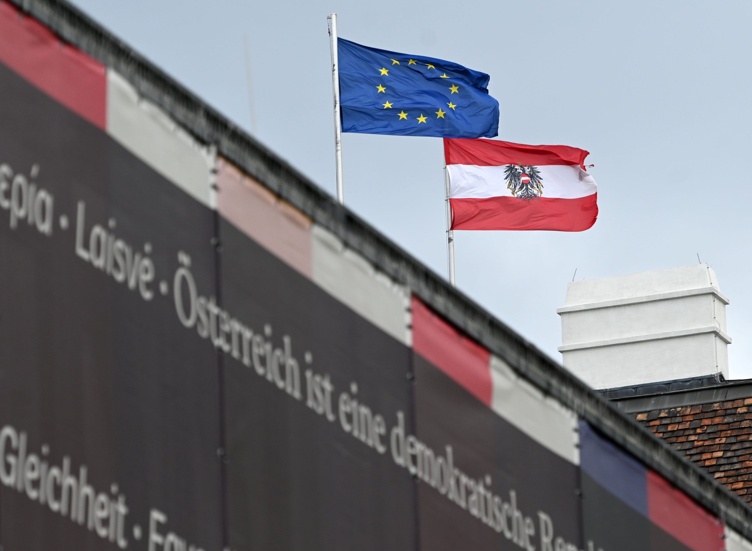 ABD0069_20220405 – WIEN – STERREICH: ++ THEMENBILD ++ Die sterreichische Flagge sowie die Flagge der Europischen Union aufgenommen am Dienstag, 5. April 2022, am Dach der Prsidentschaftskanzlei in Wien. – FOTO: APA/HELMUT FOHRINGER
