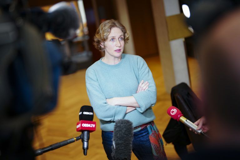 Neos-Fraktionsführerin Stephanie Krisper kann das Stimmverhalten der Grünen im Parlament angesichts der Aussagen Tomasellis nicht nachvollziehen. <span class="copyright">APA/Eva Manhart</span>