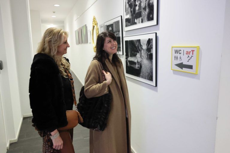 Ulrike Bohle und Nina Amann bestaunten die Werke.