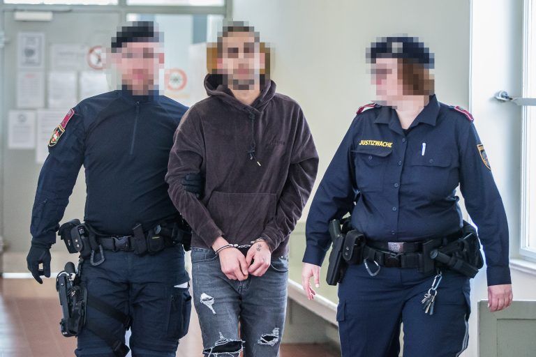 Der Angeklagte wurde aus der U-Haft vorgeführt.vn/steurer