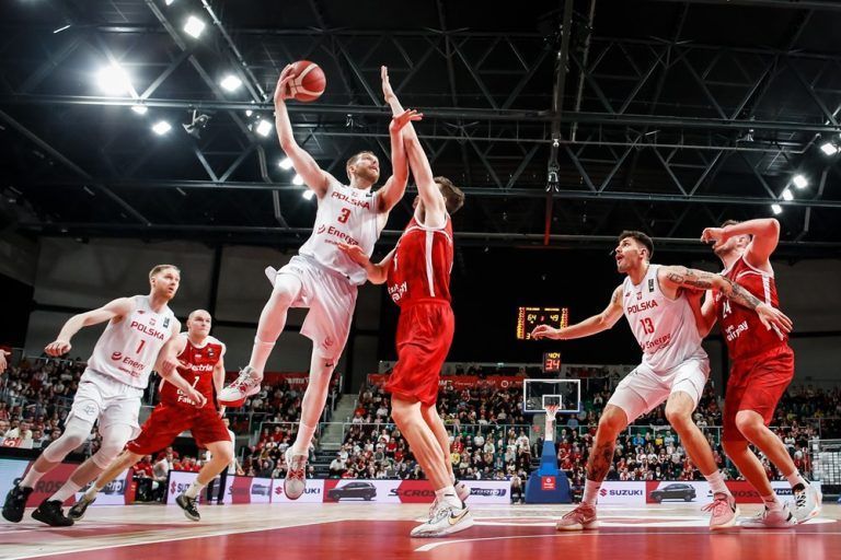 Luka Brajkovic im Duell unter dem Korb gegen den Polen Michal Sokolowski.<span class="copyright"> Fiba</span>