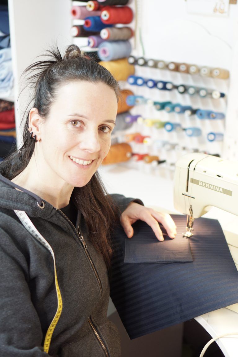 Alten und aussortierten Jeans gibt Andrea Pürmair eine zweite Aufgabe.