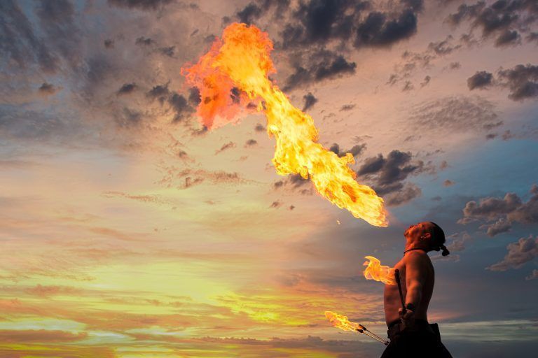 Es braucht intensive Übung mit Wasser, bis man sich an die Mischung zum Feuerspucken trauen soll. Roland marte