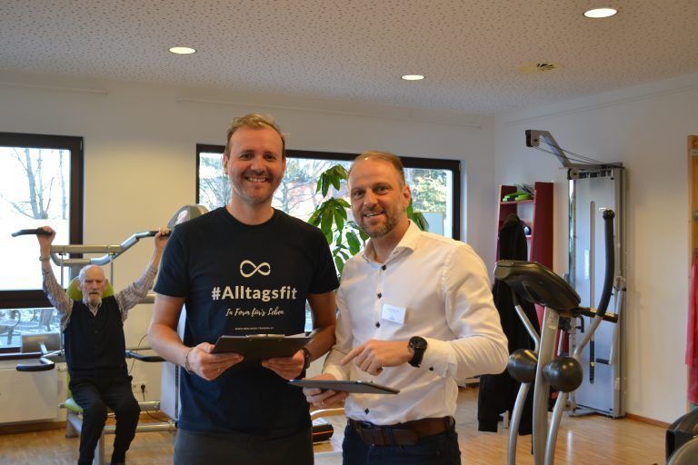 Daniel Siegl (Hausleiter der Senecura Laurentiuspark Bludenz) und Florian Berlinger verweisen auf eine langjährige, erfreuliche Zusammenarbeit.