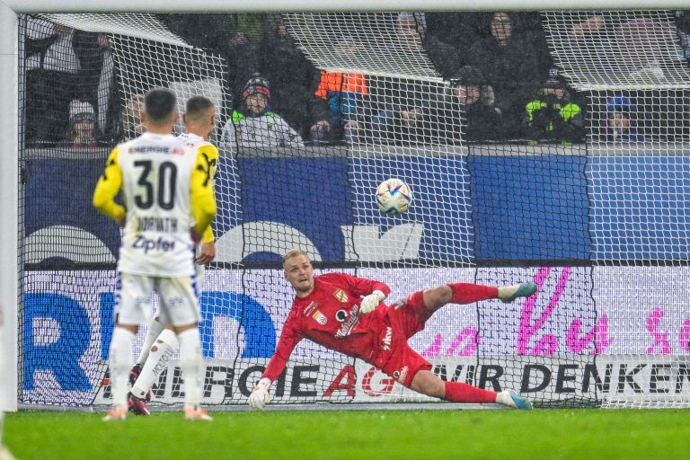 Der Moment der Entscheidung: Austrias Tormann Domenik Schierl, bester Mann auf dem Platz, hatte gegen den Elfmeter von Marin Ljubicic in der letzten Minuten keine Chance. gepa (3)