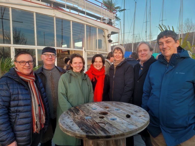 Vize-Bgm. Christophorus Schmid, Stephan Schnetzer (Obmann Wirtschafts- und Tourismusausschuss), Claudia Nutz (Vorstand EUROPAN Österreich), Hannah Nusser (Assistentin), Iris Kaltenegger (Generalsekretärin/Vorstand EUROPAN Österreich), Bgm. Frank Matt und GR Thomas Guschl, Obmann See- und Uferausschusses. Es fehlt GR Judith Wellmann.