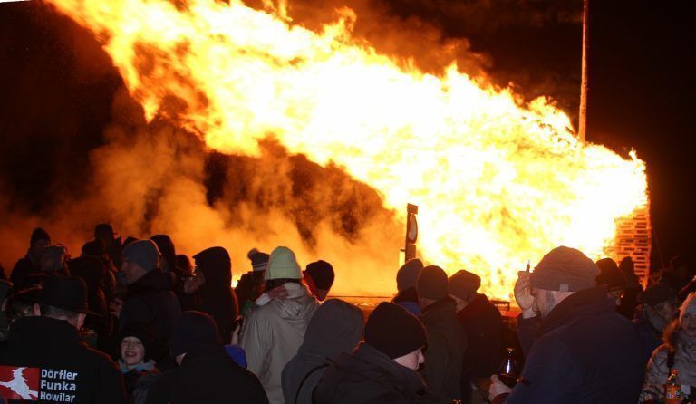Die exponierte Lage auf dem freien Feld im Ried sorgte dafür, dass die Flammen des Dörfler Funkens in Hohenweiler oft quer loderten. <span class="copyright">STP</span>