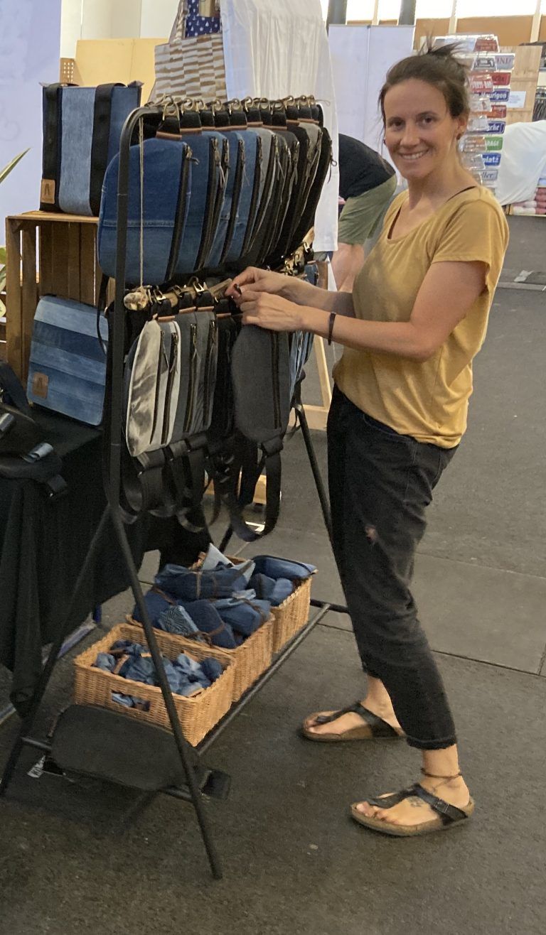 Die zweifache Mama beim Aufbau ihres Marktstandes auf dem Kunst- und Designmarkt in Wels.