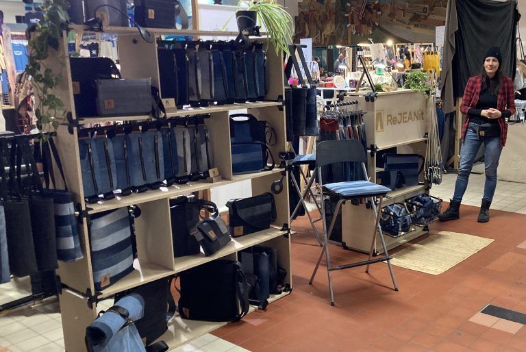 Neben ihrem Onlineshop verkauft Pürmair ihre Accessoires auch auf Kunst- und Designmärkten. Hier in Linz in der Tabakfabrik.