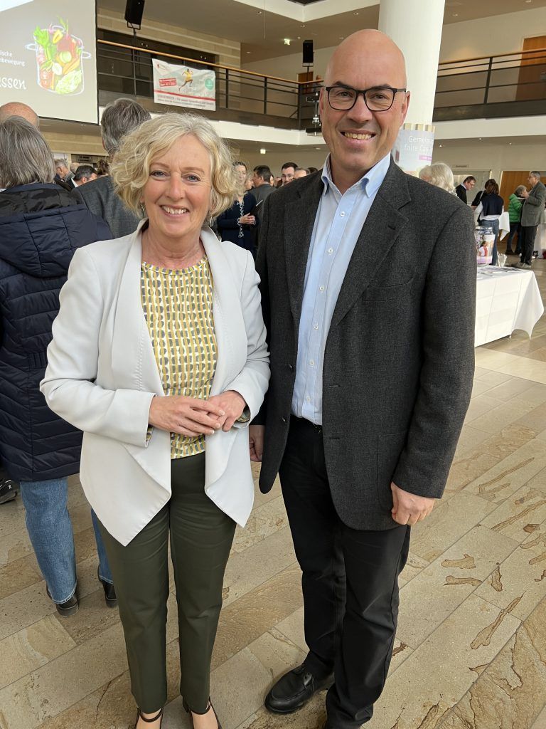 Katharina Wiesflecker und Caritas-Finanzkammerdirektor Andreas Weber.
