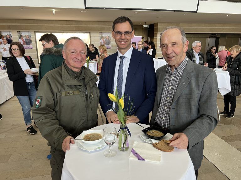 Leckere Suppen für Alois Erhart, LH Markus Wallner und Anton Bereuter.
