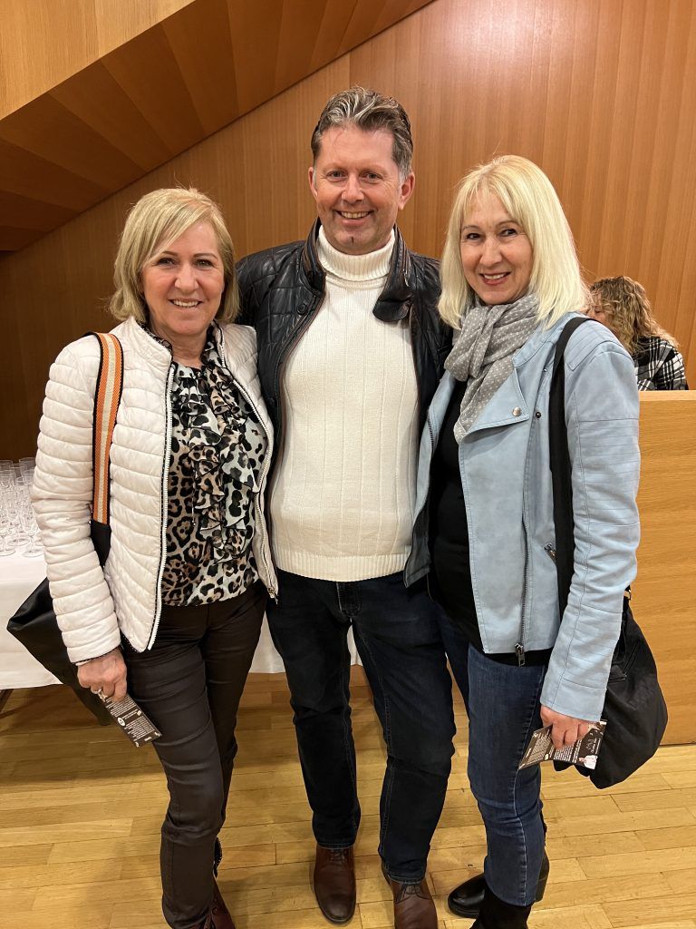Renate und Andreas Mark kamen mit Reinelde Feurle in den Vereinshaussaal.