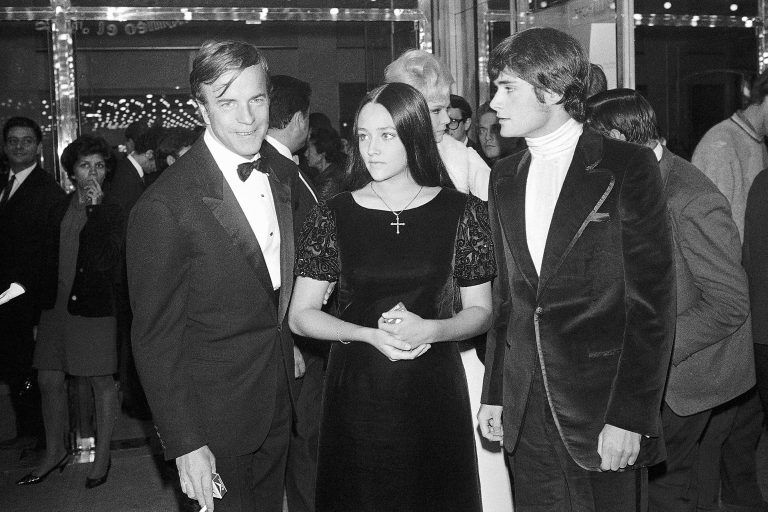 Franco Zeffirelli mit den beiden Hauptdarstellern seines Films "Romeo und Julia", Olivia Hussey und Leonard Whiting.  <span class="copyright">AP Photo/Eustache Cardena</span>