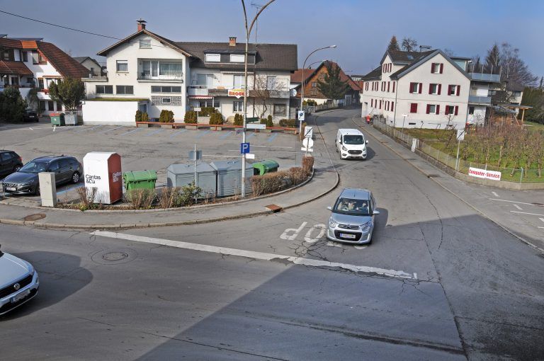 Alles steht: Die ungünstige Kreuzungslage führt zu komplizierten Situationen.