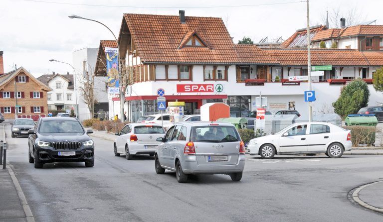 Alles steht: Die ungünstige Kreuzungslage führt zu komplizierten Situationen.<span class="copyright"> AJK</span>