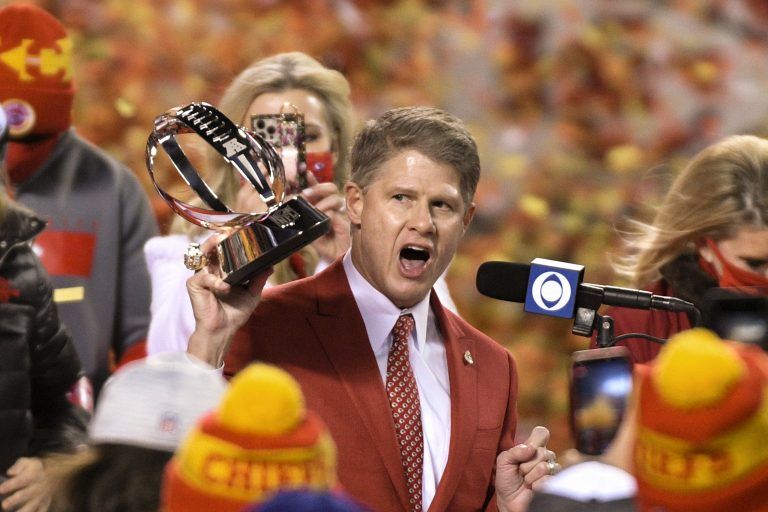 Clark Hunt (l.) und Jeffrey Lurie übten mit den Championship Trophys bereits für die Super Bowl.AP/2
