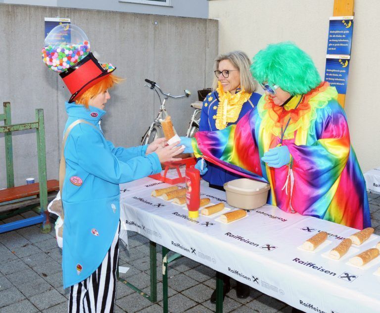 Gratiswürstle mit Brot für alle maskierten Kinder. <span class="copyright">AJK</span>