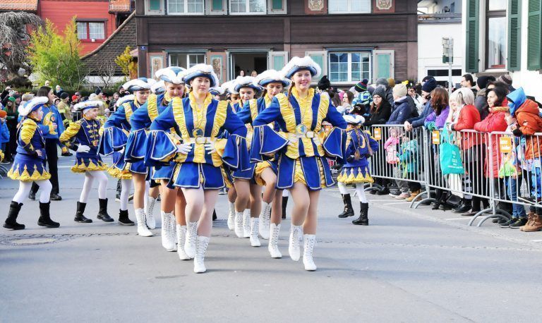 Die Hardar Mufängargarde marschiert durch das Ortszentrum. <span class="copyright">AJK</span>