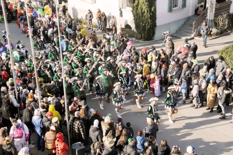 Viele Zuschauer säumten die Umzugsstrecke durch Hard. <span class="copyright">AJK</span>