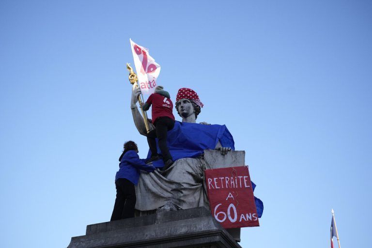Aktivisten protestieren vor der Nationalversammlung in der französischen Hauptstadt Paris gegen die Pensionsreform. AFP