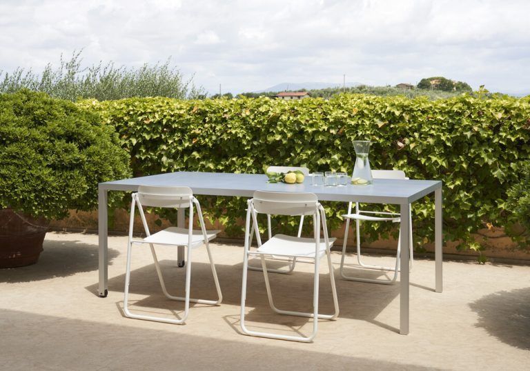 Aluminium ist bei Outdoor-Tischen ein Trendmaterial. Opinion Ciatti