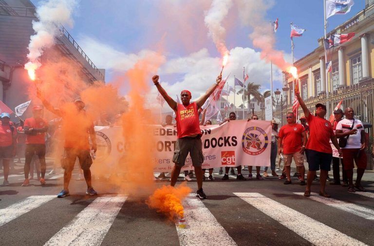 Am dritten Tag der landesweiten Kundgebungen in Frankreich werden in Saint-Denis de la Réunion auf der französisch-indischen Insel La Réunion Fackeln gegen die zutiefst unpopuläre Rentenreform angezündet. AFP