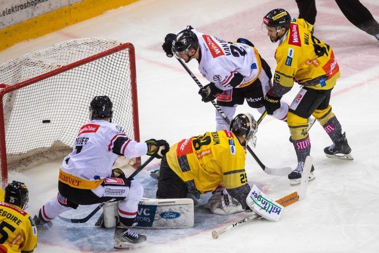 Andreas Heier (l.) sorgte mit der 1:0-Führung für einen guten Auftakt der Pioneers in Wien, ein weiterer Treffer wollte aber nicht mehr gelingen. gepa