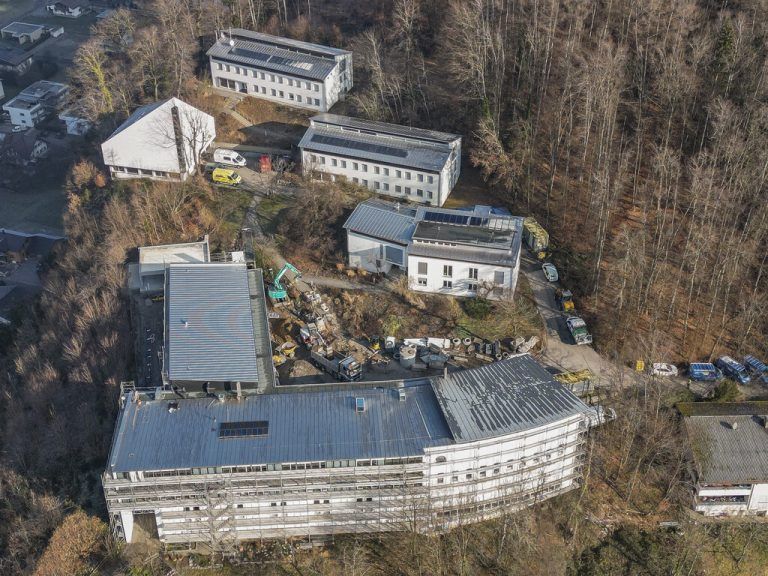 Aus der Luft Oberhalb des Haupthauses befinden sich die drei Gästehäuser sowie die Kapelle. Auch der Außenbereich wird teilweise neu gestaltet. vn/Paulitsch