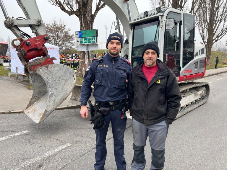 Beherzte Retter: Stadtpolizist Stefan Reif und Baggerfahrer Javier Gamonal Iglesias damals direkt nach dem Einsatz. <span class="copyright">VOL/Pletsch</span>