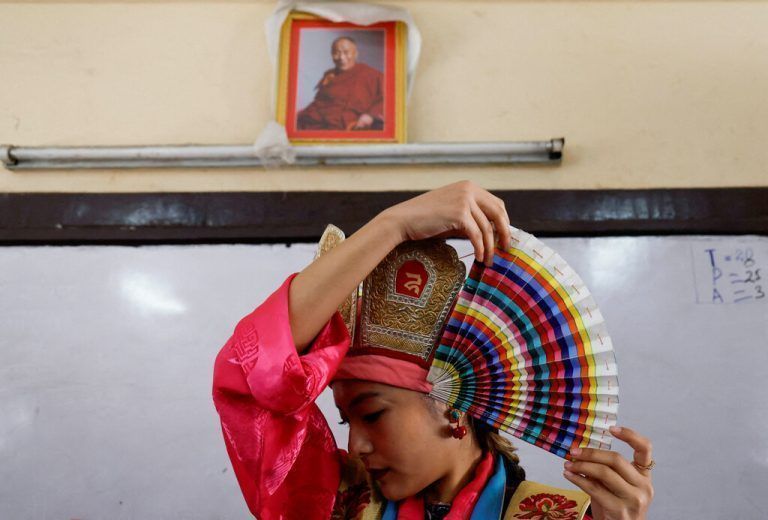 Bei der Feier zu „Losar“, des tibetischen Neujahrs, in Kathmandu, Nepal, rückt eine Frau ihre Kopfbedeckung zurecht. Reuters