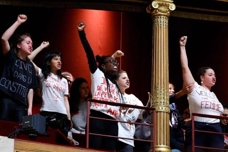 Bei einer Debatte zur Konstitutionalisierung des Abtreibungsrechts im Senat in Paris, Frankreich, zeigten Aktivisten ihre Unterstützung. AFP