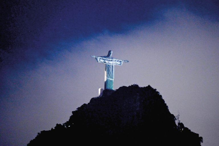 „Betet für die Türkei und Syrien“ wurde am Freitag auf die Christusstatue auf dem Berg Corcovado in Rio de Janeiro projiziert. AFP