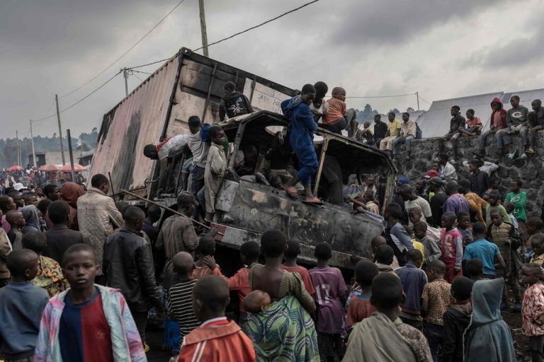 Bewohner demontieren ein Fahrzeug der Vereinten Nationen in Kanyaruchinya in der Republik Kongo, nachdem es über Nacht von wütenden Bewohnern in Brand gesteckt wurde. AFP