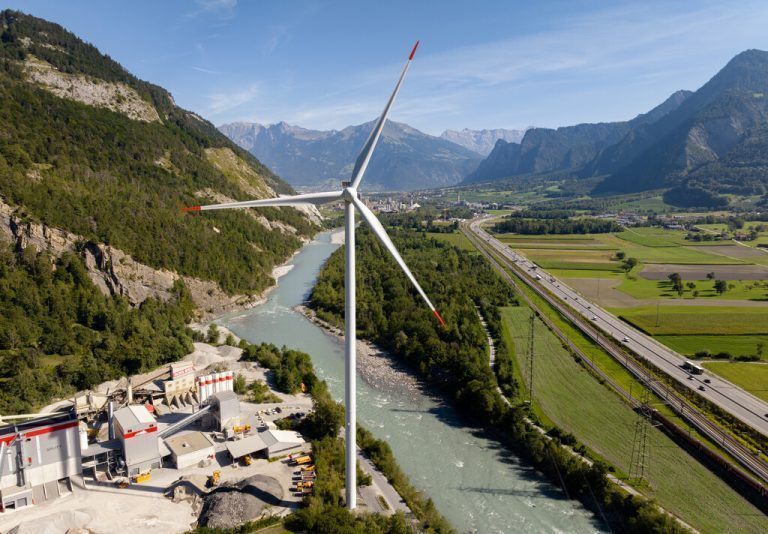 In der benachbarten Schweiz sind aktuell zwölf Windparks in Betrieb. An zwei möglichen künftigen Standorten direkt an der Grenze zu Vorarlberg wären auch grenzüberschreitende Anlagen möglich. <span class="copyright">Stiplovsek</span><p class="caption"></p>