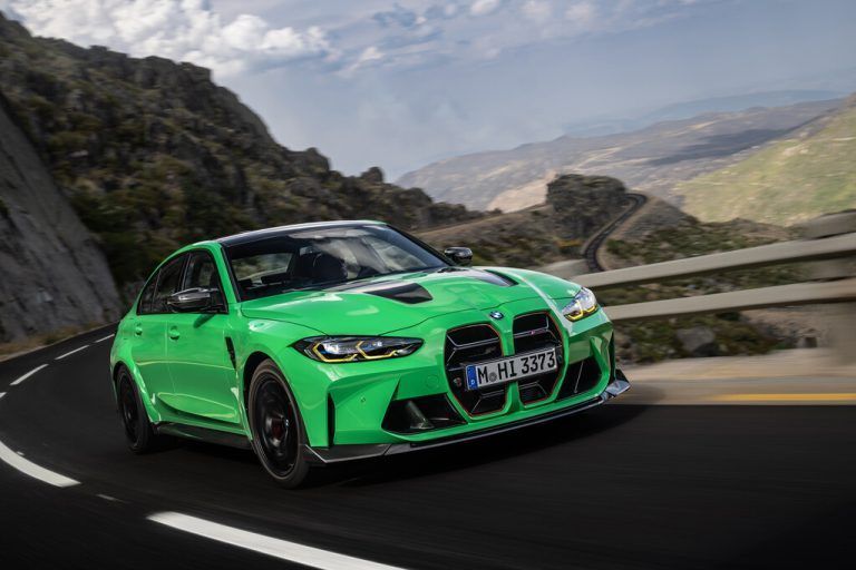 BMW legt im Frühjahr ein Sondermodell des M3 auf. In der neuen „CS“-Variante wird der Viertürer von der 405 kW/555 PS starken Variante des 3,0-Liter-Reihensechszylinders angetrieben, die bislang dem stark limitierten M4 CSL vorbehalten war. Anders als beim Coupé-Topmodell ist bei der Limousine aber Allradantrieb an Bord. Zur Ausstattung zählen Schmiedefelgen, Motorhaube und Dach aus Carbon sowie der Leichtbau-Kühlergrill.