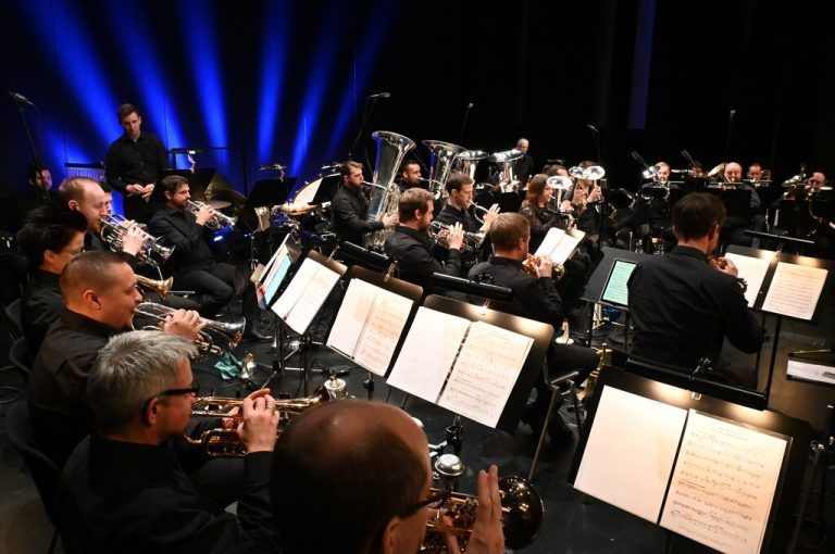 Brassband Vorarlberg – 30 Musiker, ausschließlich Blechbläser und Schlagwerker, musizieren in einer einzigartigen Formation, die begeistert.BRASSBAND VORARLBERG