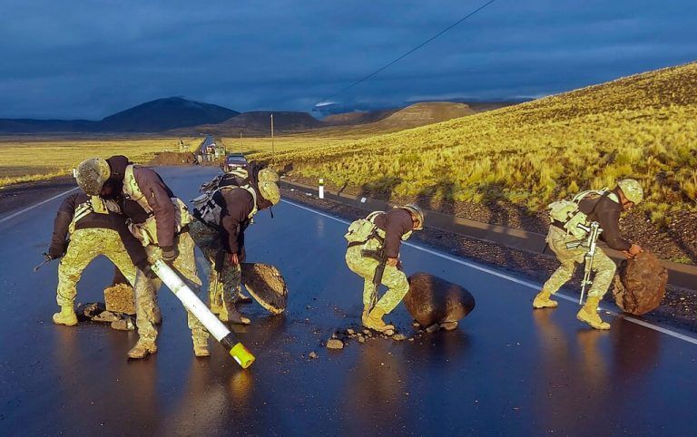 Das Bild zeigt Armeeangehörige in Peru, die an der Beseitigung von Straßensperren auf der Autobahn Santa Rosa arbeiten. Peru wurde in den letzten Wochen durch heftige Proteste gegen die Verhaftung des ehemaligen Präsidenten Pedro Castillo erschüttert. AFP