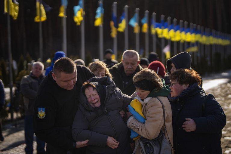 Das Leiden in der Ukraine ist weiter groß: Diese Frau trauert um ihren in Bachmut gefallenen Sohn.AP