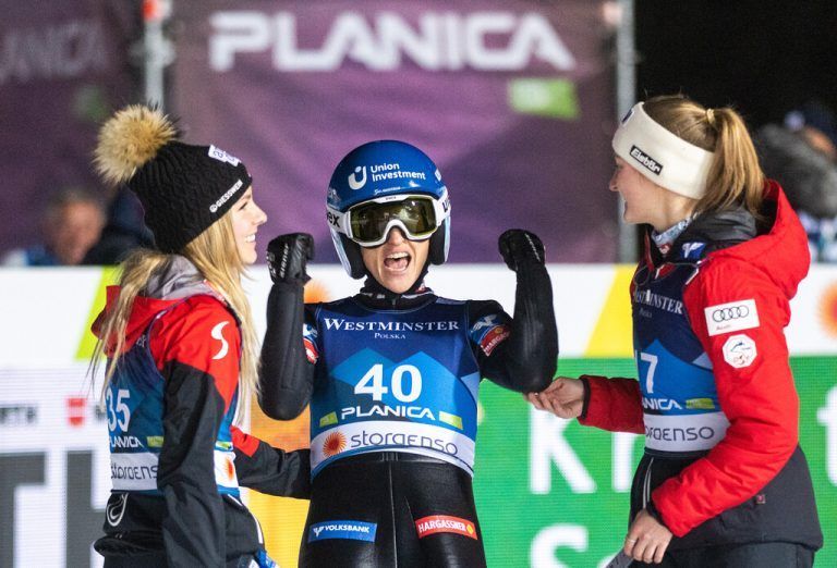 Das ÖSV-Team jubelte mit der Silbermedaillen-Gewinnerin.