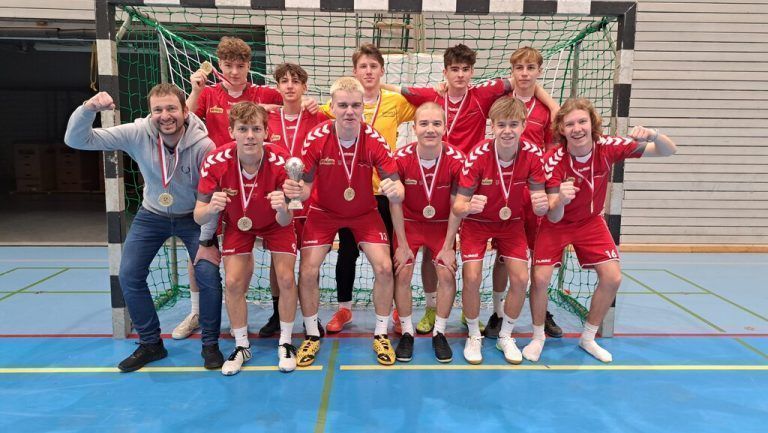Das Siegerteam des SG Dornbirn: Andreas Von der Thannen, Samuel Ruault, Liam Tripp, Alexander Bayr, Heinrich Kohler, Aurel Nitz (vorne v. l.), Felix Berneker, David Wachter, Jannis Hammerer, Valentin Ebner und David Maier (hinten v. l.).Schulsport Vorarlberg