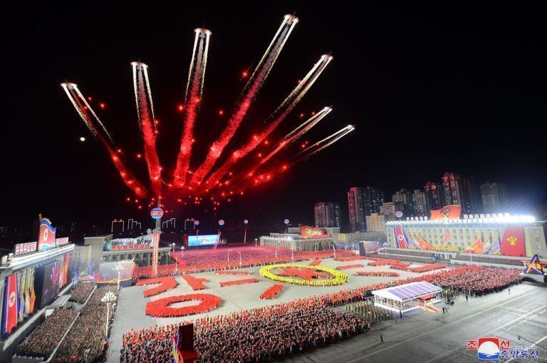 Das von Nordkoreas offizieller News Agency (KCNA) veröffentlichte Bild, zeigt Jets, die während der Militärparade zum 75. Jahrestag der Gründung der Koreanischen Volksarmee in Pjöngjang vorbeifliegen. AFP