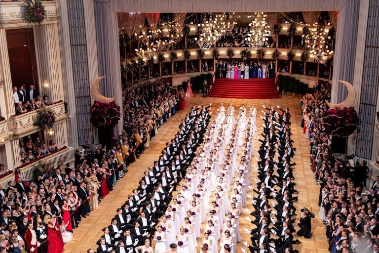 144 Tanzpaare haben es heuer in die Riege der Debütanten geschafft. Wiener Opernball