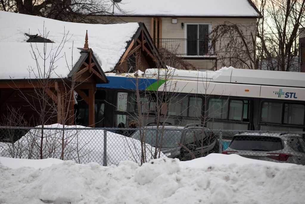Bus kracht in Kindertagesstätte: Zwei Kinder getötet