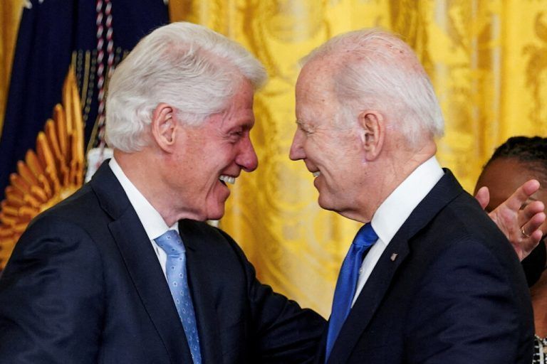 Der frühere US-Präsident Bill Clinton begrüßt US-Präsident Joe Biden bei einer Veranstaltung im Weißen Haus in Washington. Reuters