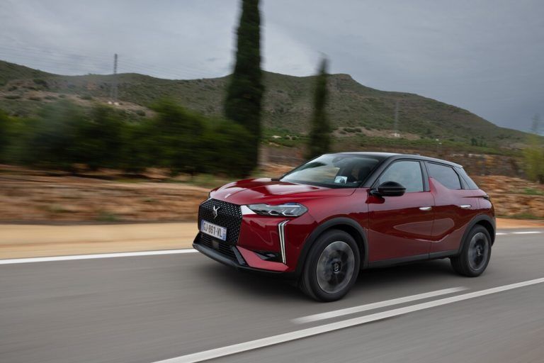Der nur noch mit E-Antrieb erhältliche DS 3 verzichtet ab auf den Zusatz „Crossback“ und schaut dank LED-Scheinwerfern und verschlankter Optik frischer aus.