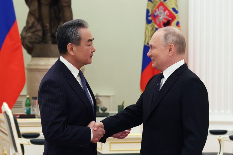 Der russische Präsident Wladimir Putin und Chinas führender Außenpolitiker Wang Yi demonstrierten am Mittwoch Einigkeit.AP